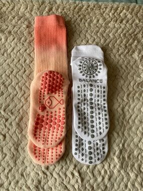 🌸 NWOT Peach Ombre & White Grip Studio Socks for Yoga / Pilates